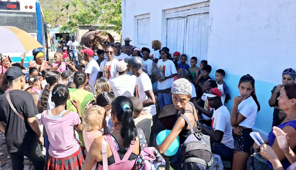 CajideSalas's tweet photo. La Compañía Folclórica Kokoyé llego hasta la comunidad de Aserradero para llevar alegria a los afectados por el huracán Melissa  

#SantiagoDeCuba 
@Radio_Mambi https://t.co/RQWm4VO7dX