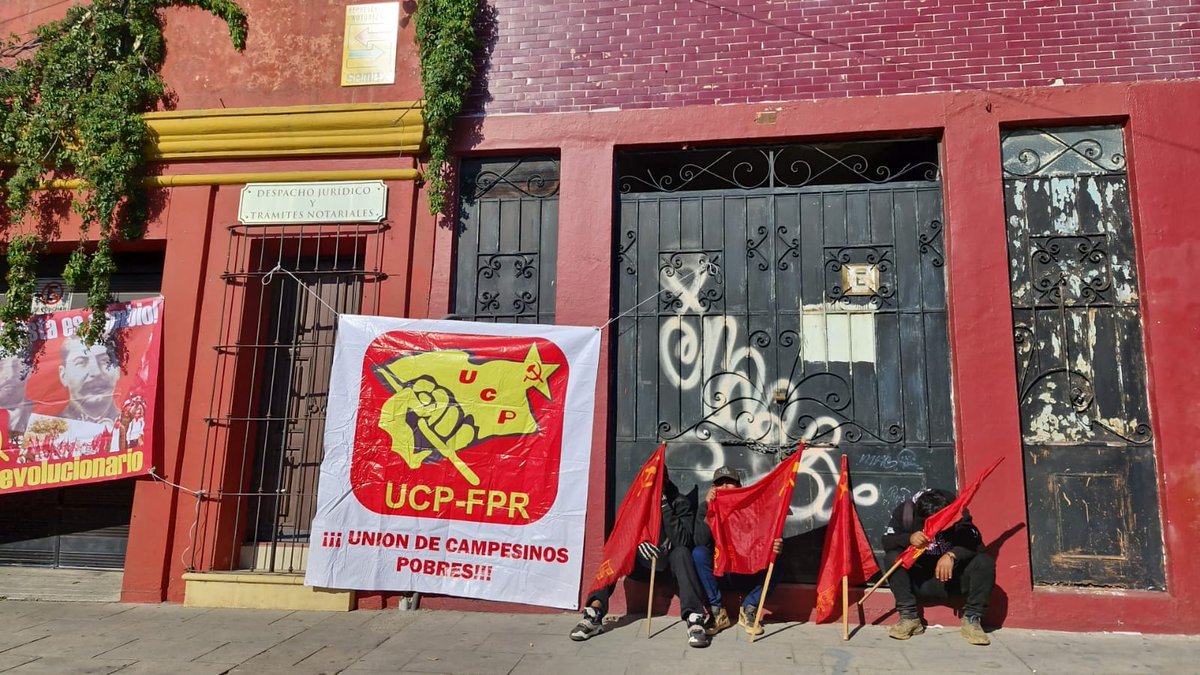 🔴📢 Organizaciones sociales protestan con bloqueo para exigir a la FGEO acepte recomendación de la DDHPO en relación a la desaparecido forzada de Lauro Juárez 🔴📢

Oaxaca. Organizaciones sociales iniciaron este día un bloqueo en la calle de Xicoténcatl esquina con Guerrero del