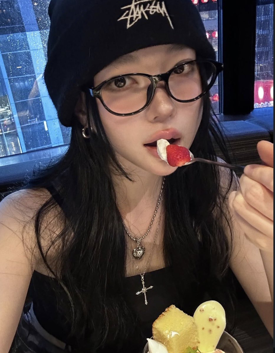 lserburial's tweet image. Goodmorninggg tl today’s a horrible day because I know I fucked up that exam that sheet had nothing useful on it I was set up I’m dropping out ti be a stripper I can not but I went to a cafe to mope around …. 🙁