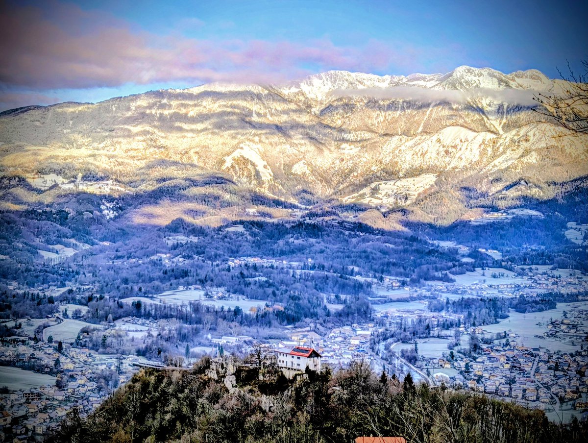 📸 Včasih mi pa uspe tudi kakšna takšna čudovita fotka. Slikano danes zjutraj ob 8:41 iz Špice nad Kamnikom.
Kamniški Stari grad, v ozadju pa Kamniško-Savinjske Alpe.
#GooglePixel