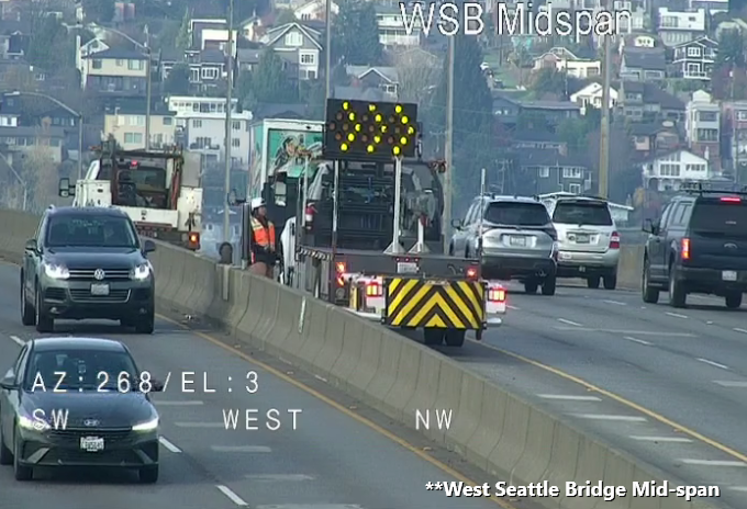 WB 西シアトル橋の橋間の道路工事が左路肩をブロックしています。注意してください。