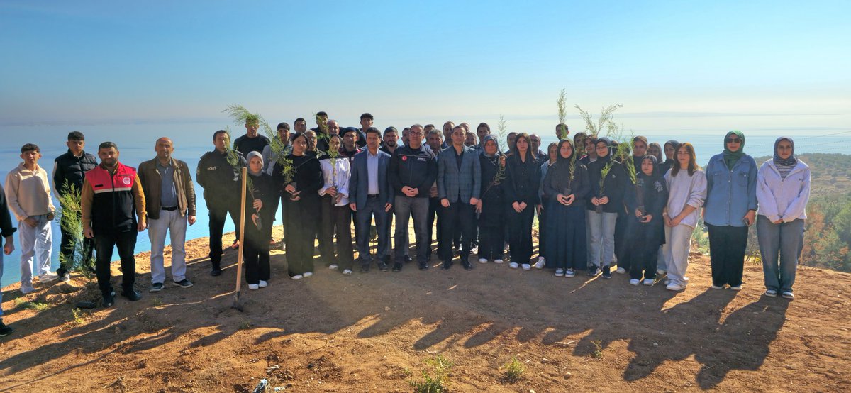 24 Kasım Öğretmenler Günü Fidan Dikimi

Bakacak Mezrasında düzenlenen etkinlikte Kaymakamımız, ilçe protokolü, öğretmenler ve öğrencilerle birlikte fidan dikimi gerçekleştirildi.
Fidanların dikildiği alan merhum Polis Memuru Cengiz Askar adına hatıra ormanı olarak isimlendirildi.