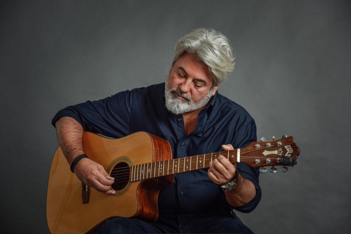 Sur un air connu : 

🎵Cré-moi, cré-moi pas, quéqu'part au Bas-Canada
       Y a un Pablo qui s'ennuie en maudit .........

 🎵 Çà valait pas la peine
         de quitter Ottawa
         pour essayer d'sauver
         un parti magané....