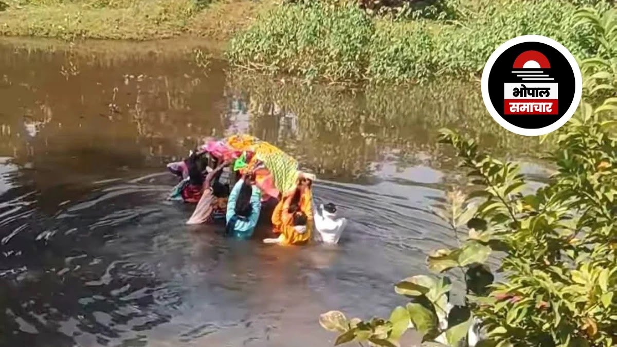 BhopalSamachar's tweet image. #MadhyaPradesh : शवयात्रा को कंधे पर उठाए परिजन गले तक पानी में उतर गए
bhopalsamachar.com/2025/11/madhya…