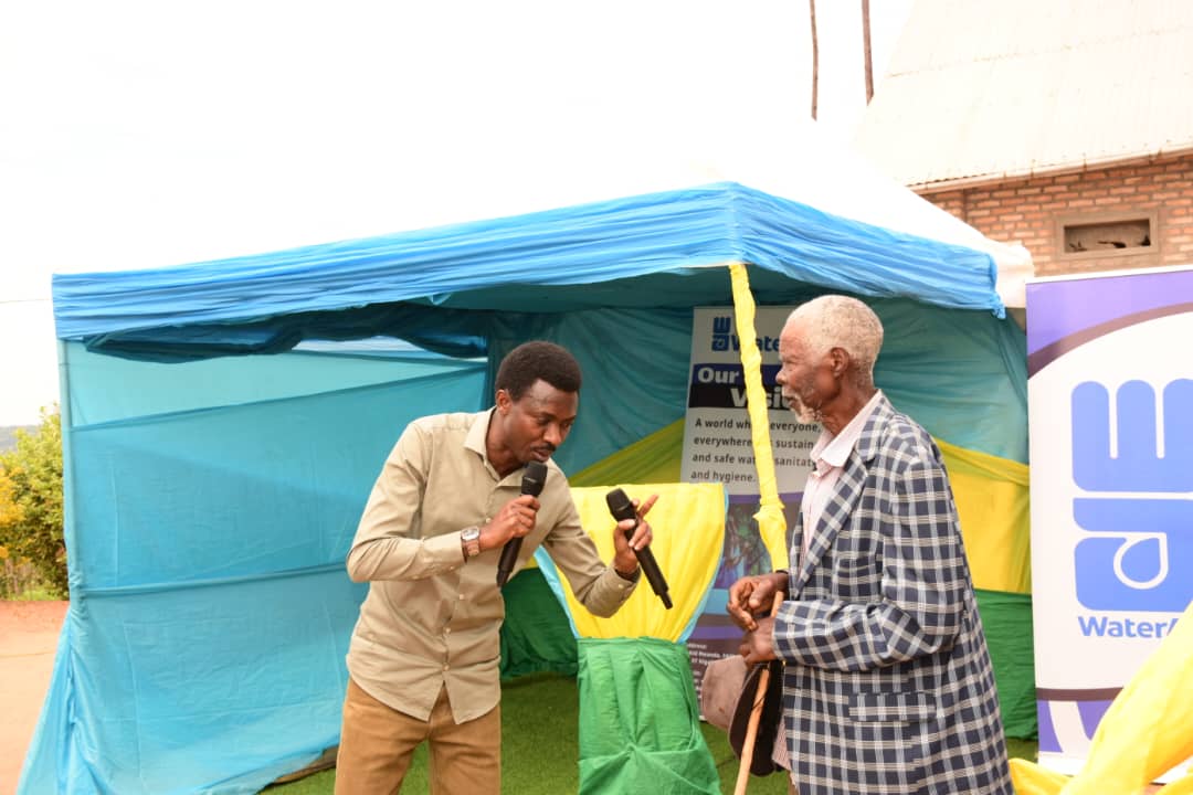 RADIOSALUS1's tweet image. Ubwo hizihizwaga umunsi mpuzamahanga w&apos;ubwiherero muri @Nyamagabe, ubuyobozi bw&apos;aka karere bwasabye abaturage kugira isuku n&apos;ubwiherero bwujuje ibisabwa.
Ni mu rwego rwo gukumira indwara zituruka ku mwanda.
#SalusAmakuru