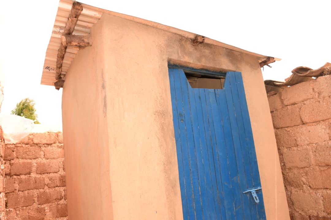 RADIOSALUS1's tweet image. Ubwo hizihizwaga umunsi mpuzamahanga w&apos;ubwiherero muri @Nyamagabe, ubuyobozi bw&apos;aka karere bwasabye abaturage kugira isuku n&apos;ubwiherero bwujuje ibisabwa.
Ni mu rwego rwo gukumira indwara zituruka ku mwanda.
#SalusAmakuru