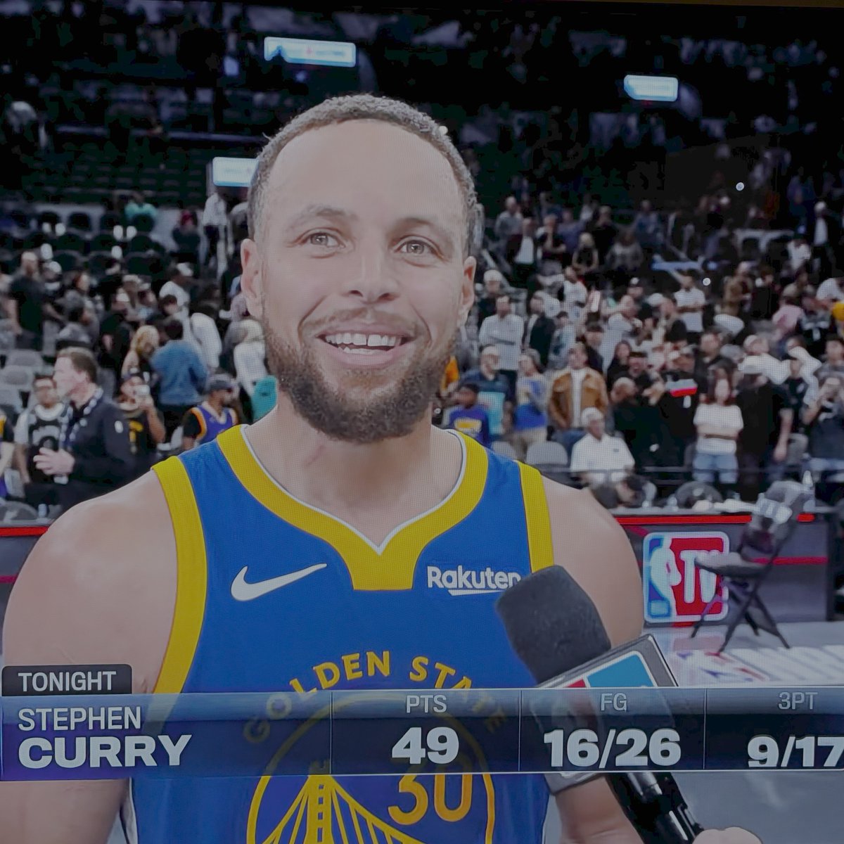 BStulberg's tweet image. People like David Goggins out here saying you have to be angry all the time to be great. Meanwhile, Steph Curry is in year 17 of slaying the NBA with a giant smile on his face. Intensity and joy can coexist. People who say otherwise don&apos;t know what they&apos;re talking about.