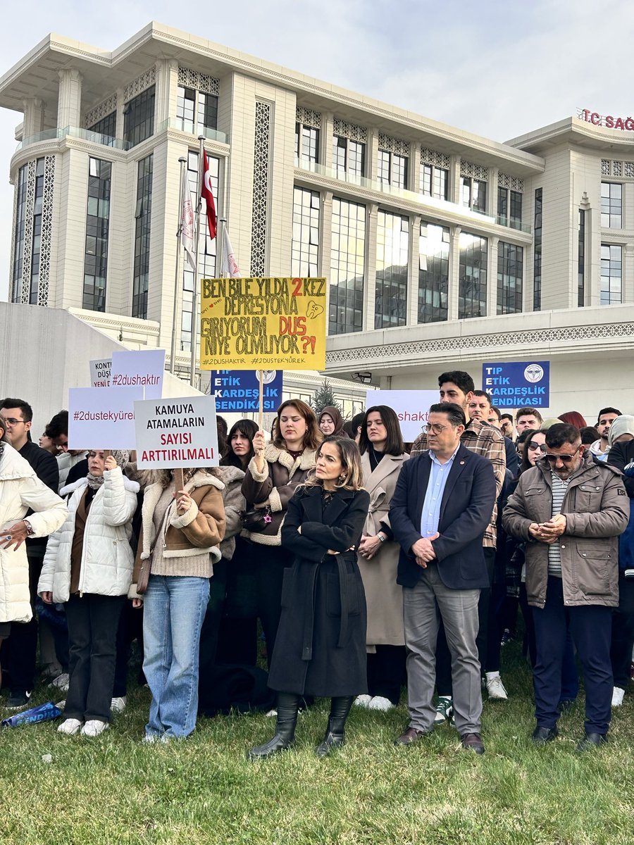 devlete atanayım?? (atama yok)
özelde iş bulayım?? (asgari ücret veririm bi de  6 gün 10 saat çalışırsın)
dus çalışayım?? (biz onu kaldırdık ya yılda 1 kez girersin)
 #dişhekimicevapistiyor !!!!