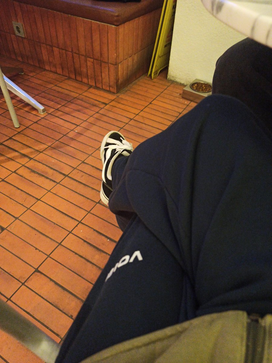 Eslab'a geldik arkadaşla yan masa da first date var çocuğun tip iyi ama mal olduğu belli, kasa da karşılaştık sırada beklerken araya girip türk kahvesi alabilir miyim dedi kasiyer triggerlanıp sıra var dedi çocukta heeğğ dedi , olm çok üzücü kız çaresizce telefona bakıyor sdk