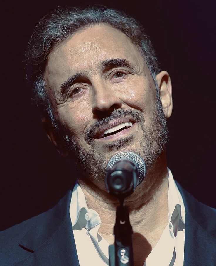 أشتاقها نعم
وكما تشتاق الأرض 
العطشى للمطر
لكنها تغيب
ويبقى الحب صامت
 في قلبي
 يرتشف الاحزان
 بصخب  ؟!
#ساهري_الهوى
#مملكة_القيصر