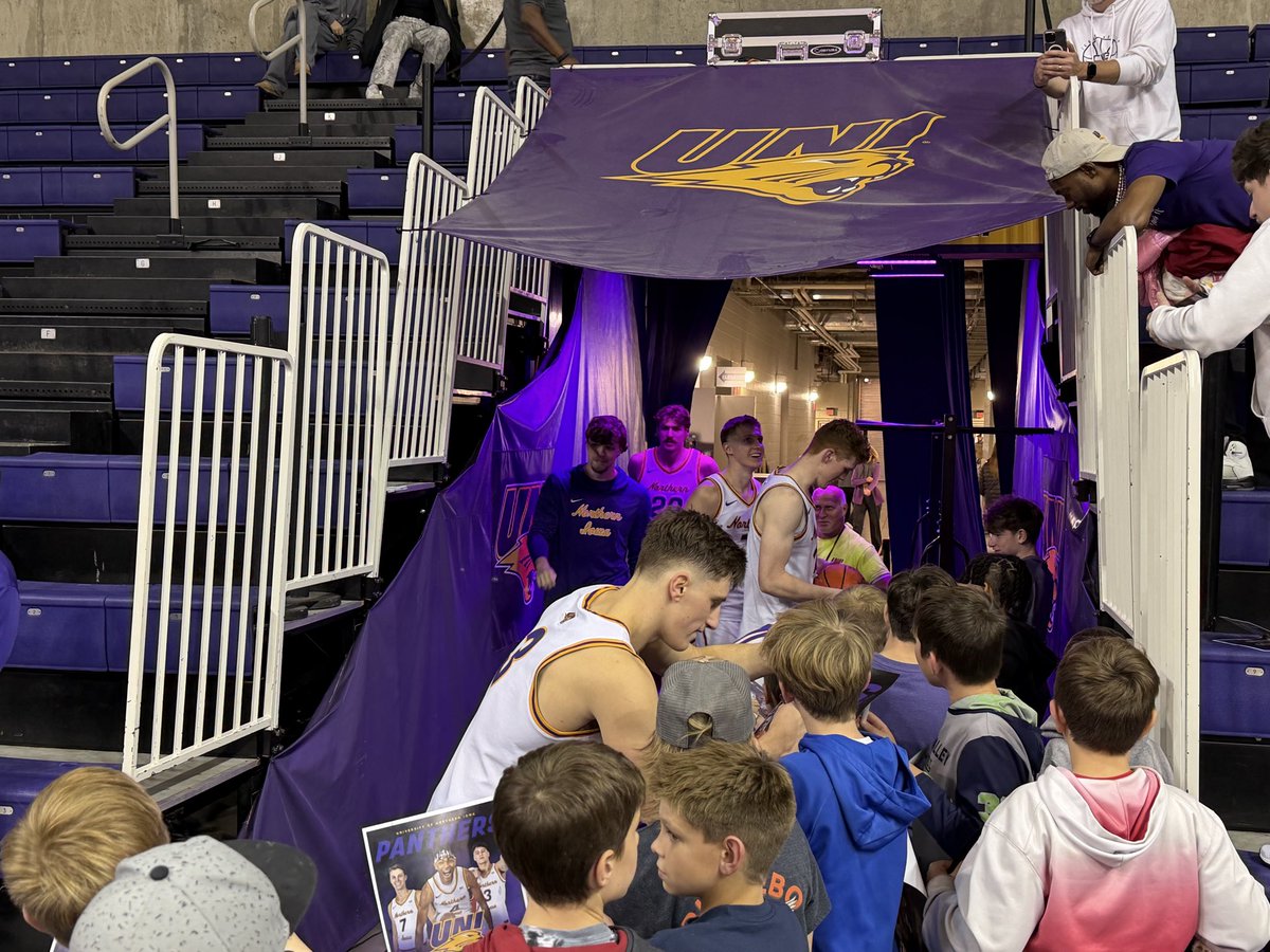 DRIVING THE LANE/Chuck Rowe tweet media