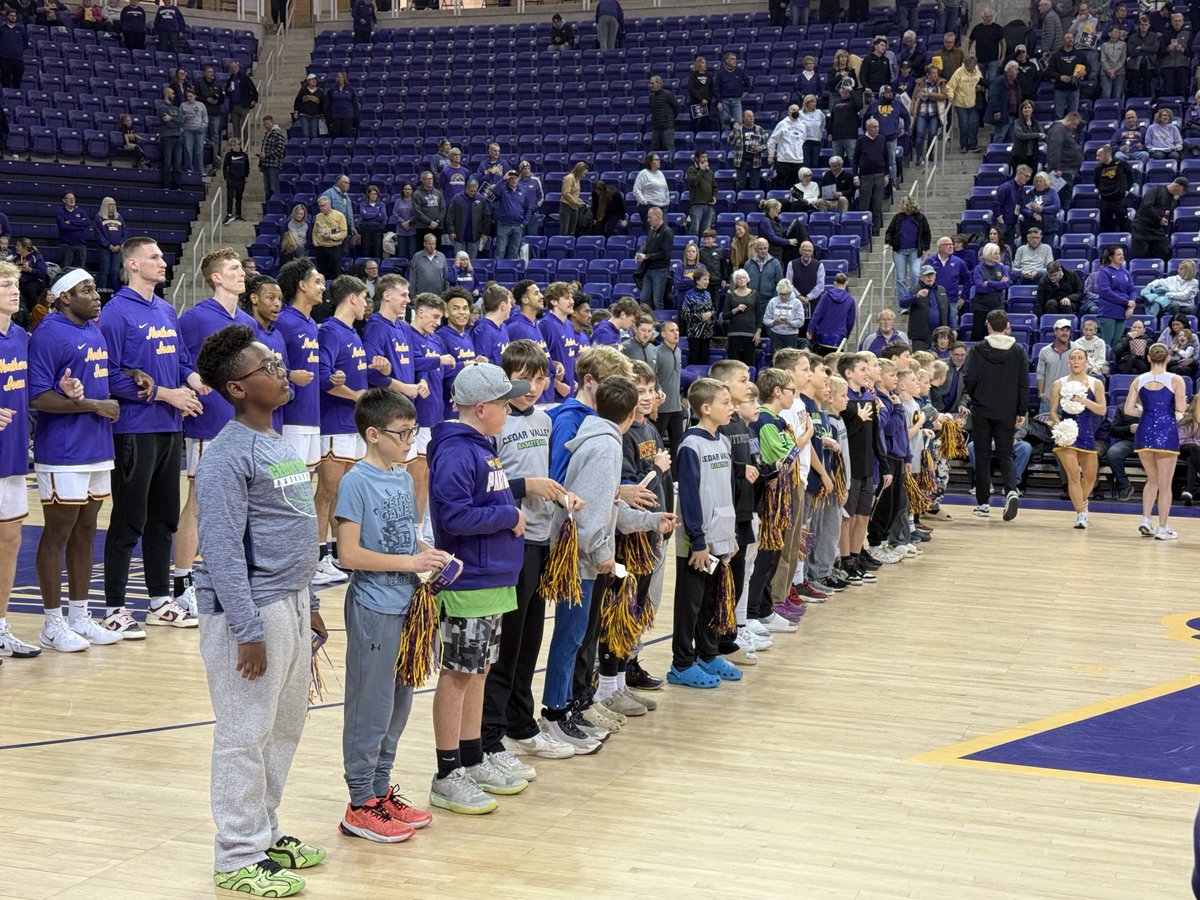 DRIVING THE LANE/Chuck Rowe tweet media