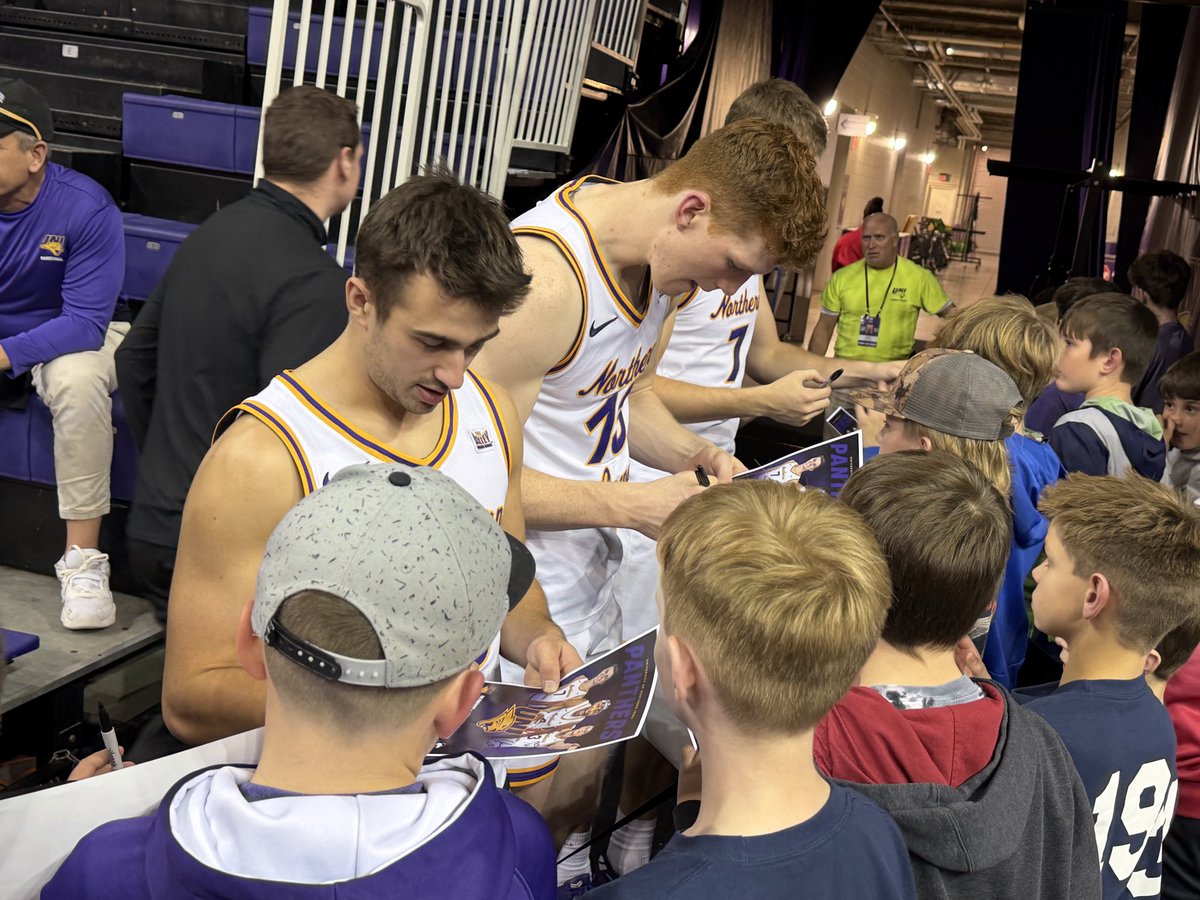 DRIVING THE LANE/Chuck Rowe tweet media