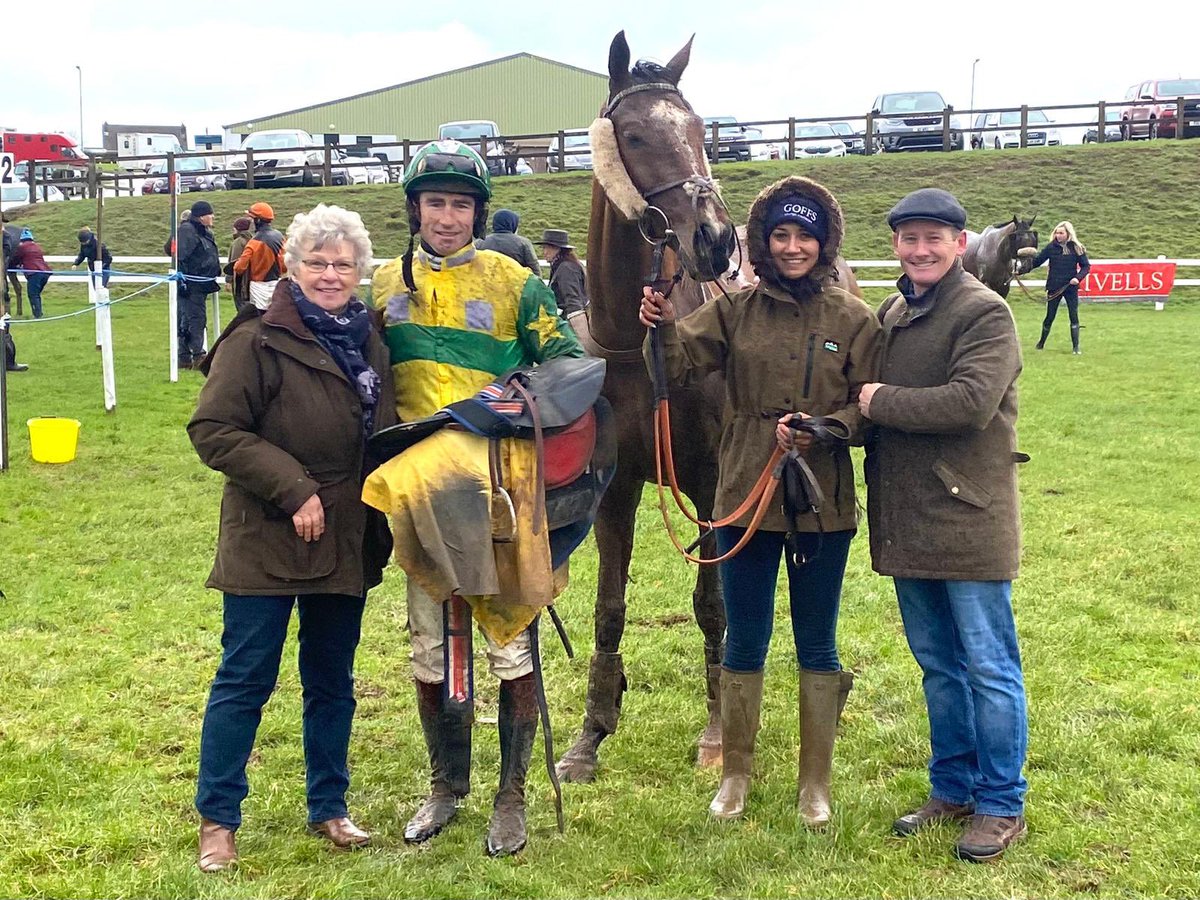 TMBloodstock's tweet photo. Full Time Yard Person required.
Capable of handling young bloodstock, usual yard duties,able to turn to maintenance and groundskeeping. Responsible, reliable, tidy and happy to work on own at times .
Riding not necessarily a requirement but can add to your experience . Fancy it? https://t.co/dB0xipwNUc