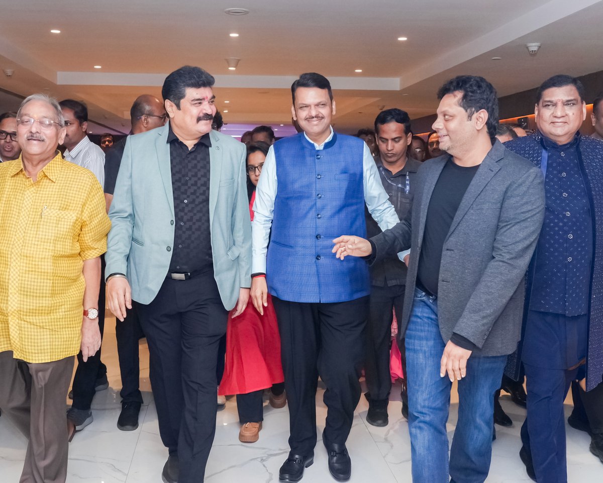 Devendra_Office's tweet image. 🔸मुख्यमंत्री देवेंद्र फडणवीस यांच्या हस्ते मुंबई समाचार प्रस्तुत &apos;22 वे वार्षिक ट्रान्समीडिया गुजराती स्क्रीन आणि स्टेज पुरस्कार- 2024&apos; येथे पुरस्कारांचे वितरण.

पुरस्कार प्राप्त मान्यवर: 

🏆 जैन रत्न पुरस्कार - उद्योगपती रमेश वोरा
🏆 जीवन गौरव पुरस्कार (पुरूष) - ज्येष्ठ…