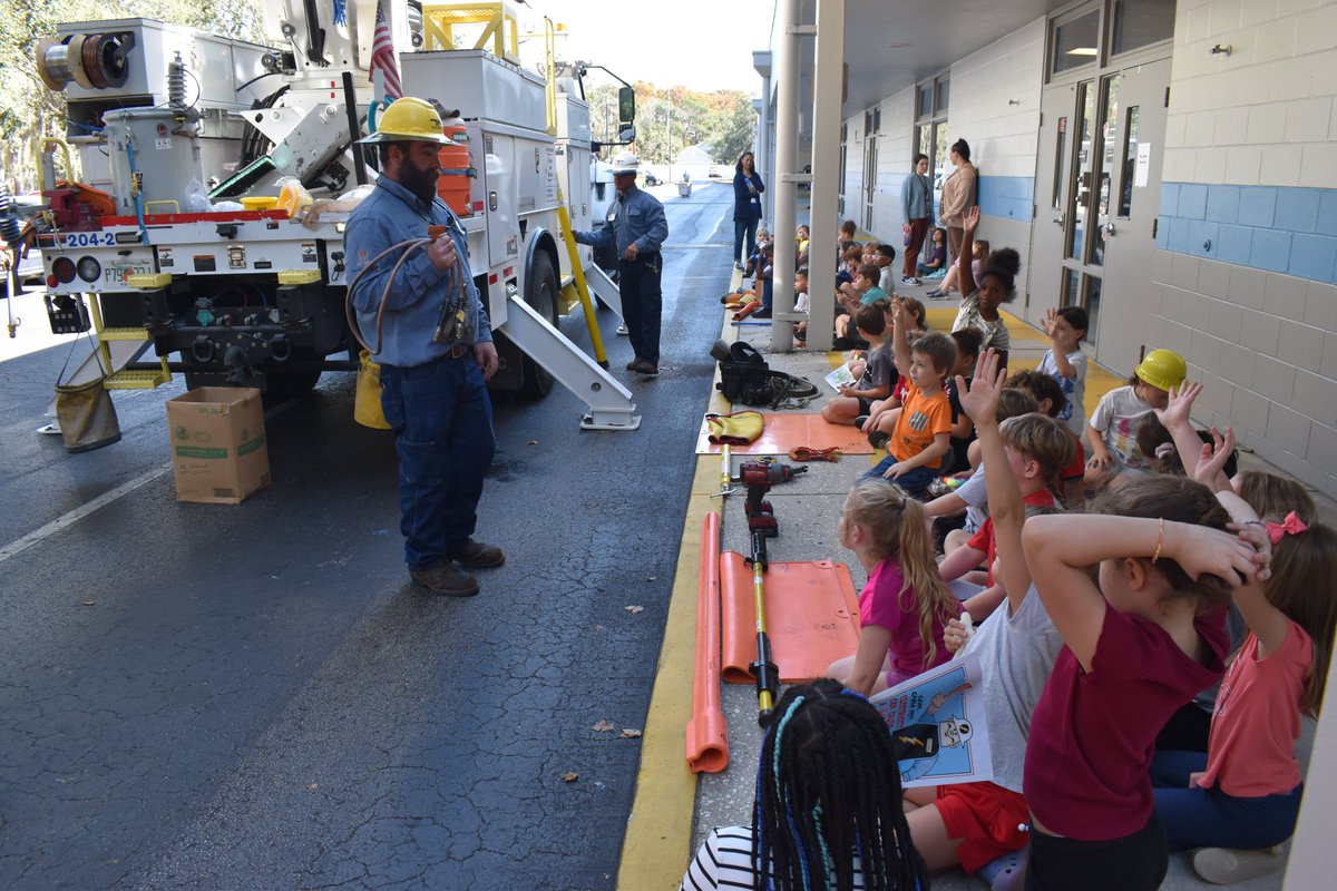 WRECCoop's tweet image. Our teams gave these students a behind-the-scenes look at the important work they do every day. #wreccoop #GreatAmericanTeachIn #CommunityFirst