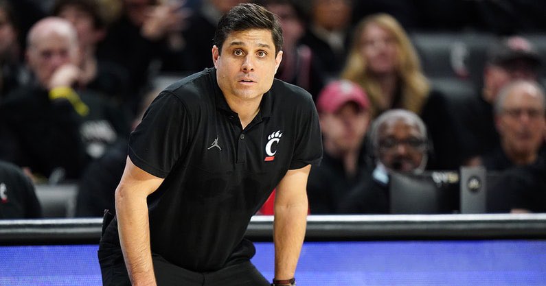 Players to watch: No. 6 Louisville vs. Cincinnati ⛹️‍♂️

READ(+): on3.com/sites/cardinal…