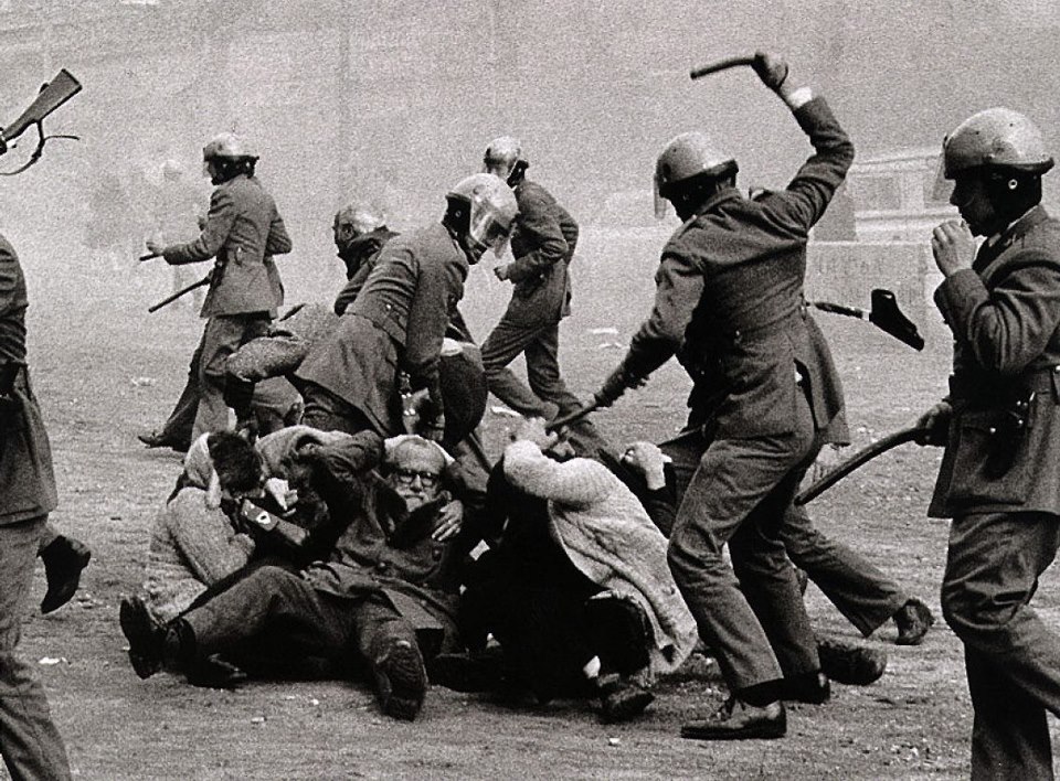 Rafael_Narbona's tweet photo. La democracia no la trajeron Juan Carlos I ni los políticos del régimen, sino los ciudadanos que se movilizaron y lucharon en las calles. Ayuso y Abascal sueñan con el regreso del franquismo, cuando los grises apaleaban sin piedad a todos los que se atrevían a protestar. https://t.co/iWnJqNDmca