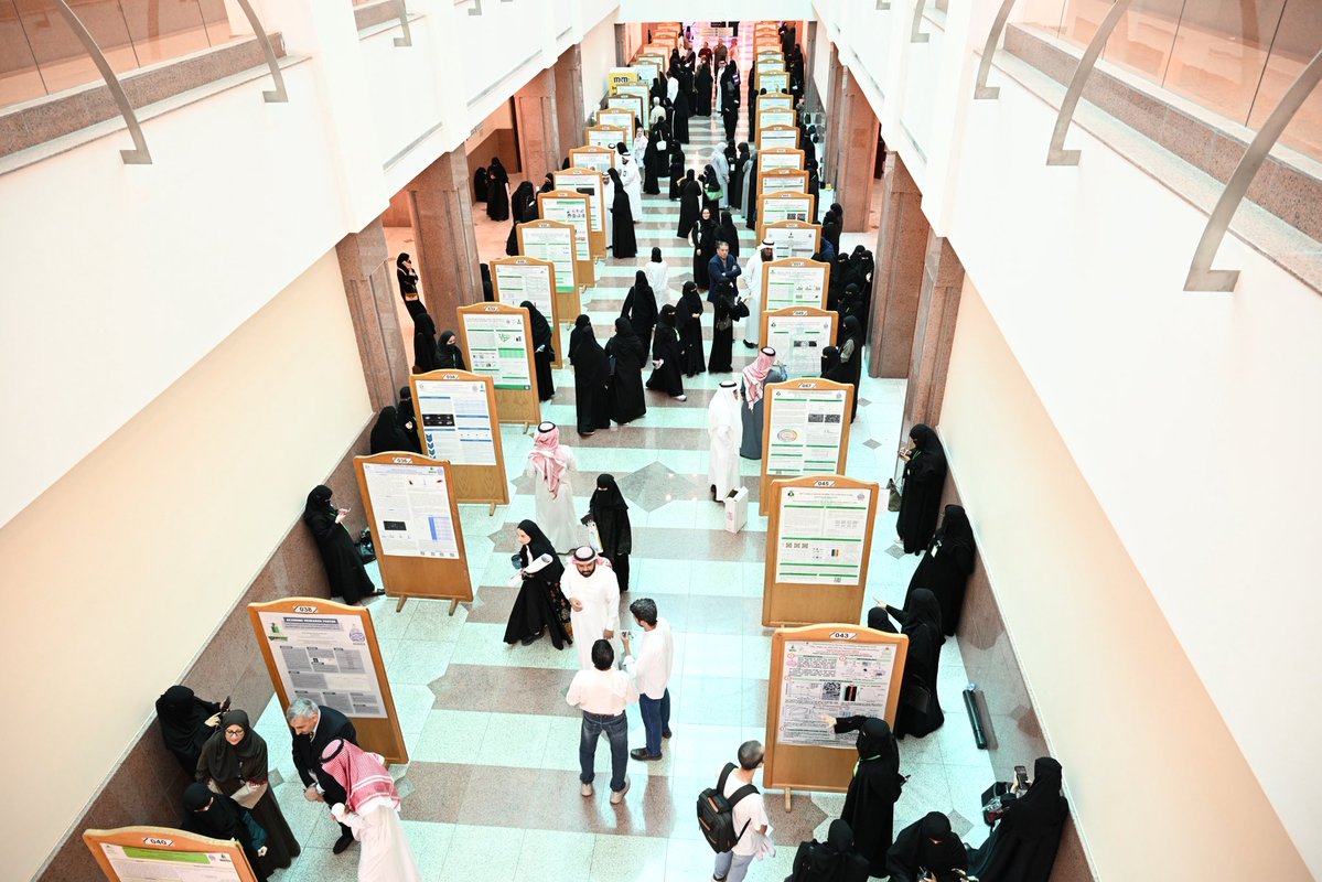 اختُتم ملتقى #كلية_العلوم الثالث للدراسات العليا – بصمة باحث، بعد يومين حافلين بالعلم والمعرفة، قدّم خلالها الباحثون والطلاب أعمالًا مميزة في الملصقات العلمية، والمحاضرات، والورش المتخصصة.

شكرًا لكل من أسهم في نجاح هذا الحدث البحثي النوعي؛ حضورًا، وتنظيمًا، ومشاركةً.

نراكم في