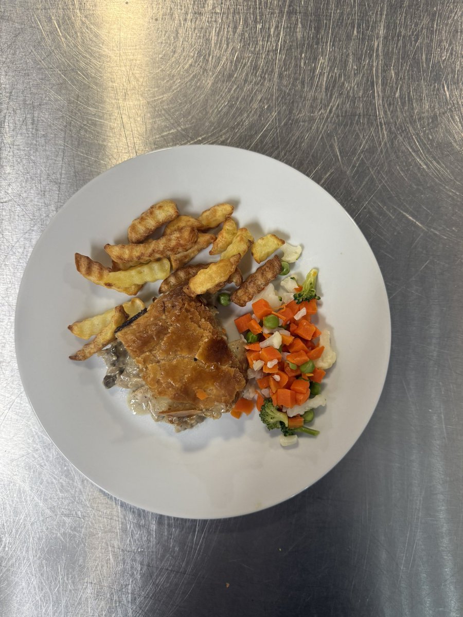 GYT_Michelle's tweet photo. My turn for midweek munch, on the menu today was Rosie’s Chicken Pie (Amy’s Mum’s) with chocolate trifle for pudding.
We provide a 2 course dinner every Wednesday after school to encourage social eating.
#youthworkworks #socialeating https://t.co/azgf2eR3AC