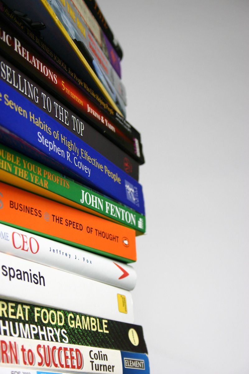 Reading ≠ Learning.
Reading and learning aren’t the same thing.
You can read for hours and retain almost nothing.
Real learning happens when you read with purpose; looking for patterns, linking to experience, asking “How could I use this?”
The brain remembers meaning...