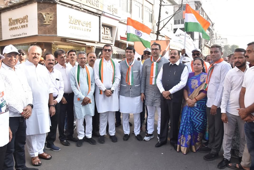 અખંડ ભારતના શિલ્પી સરદાર વલ્લભભાઈ પટેલની 150મી જન્મજયંતી નિમિત્તે 'સરદાર@ 150 યુનિટી માર્ચ' અંતર્ગત રાજકોટ શહેર (દક્ષિણ) વિધાનસભા ખાતે રાજ્યસભાના સાંસદ શ્રી <a href="/irammokariya/">Rambhai Mokariya</a> ની વિશેષ ઉપસ્થિતિમાં પદયાત્રા યોજાઈ. 

આ પદયાત્રામાં વિદ્યાર્થીઓ, યુવાનો, વડીલો સહિત દરેક સમાજના લોકોએ