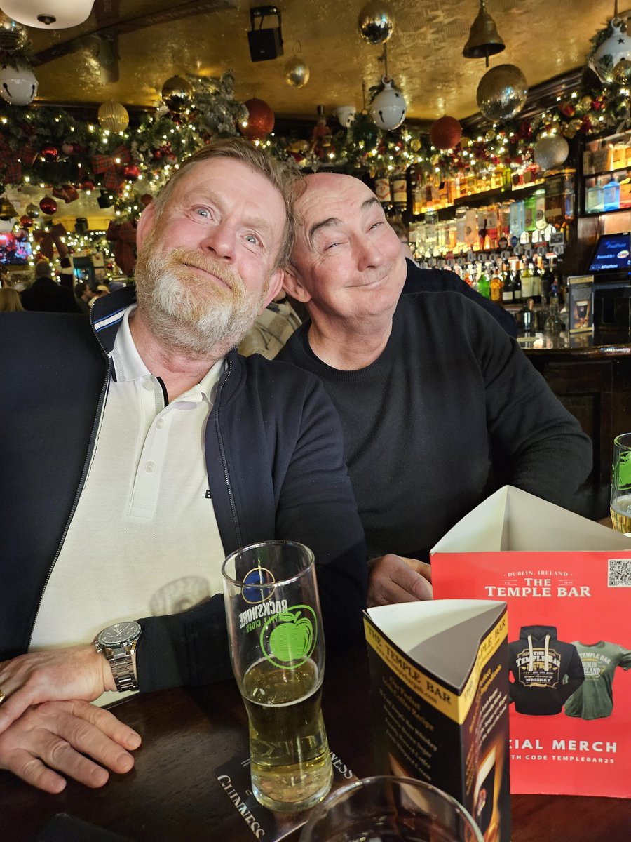 kirwan63's tweet photo. The temple bar photobombers. Have you been taking photos outside   #templebar. Look for the #templebarphotobombers https://t.co/MksRhEybkF