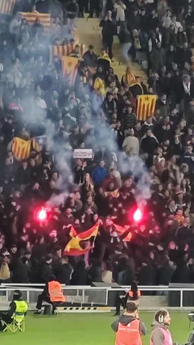 Gran Companyia Catalana 🟡⭐️🔴

Desperdicis (Sant Andreu)
Eskapulats (CE Europa)
CorneHools (Cornella)
Alterados (Gimnástic de Tarragona)
Mala Raça Crew (Terrasa) 

(Y demás… )

Con bengalas quemando la bandera de España.

Catalunya - Palestina. (18-11-25)