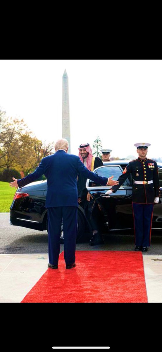 Alialsulu's tweet photo. سمو #ولي_العهد_الأمير_محمد_بن_سلمان من البيت الأبيض وأمام الجميع :

نحن لا نستثمر من أجل ارضاء أمريكا أو ترامب ، 
بل هي فرص حقيقة لنهضة شعبنا فى شتى المجالات .

قائد عظيم لوطن طموح 🇸🇦🇸🇦 https://t.co/48S2UYIwtd