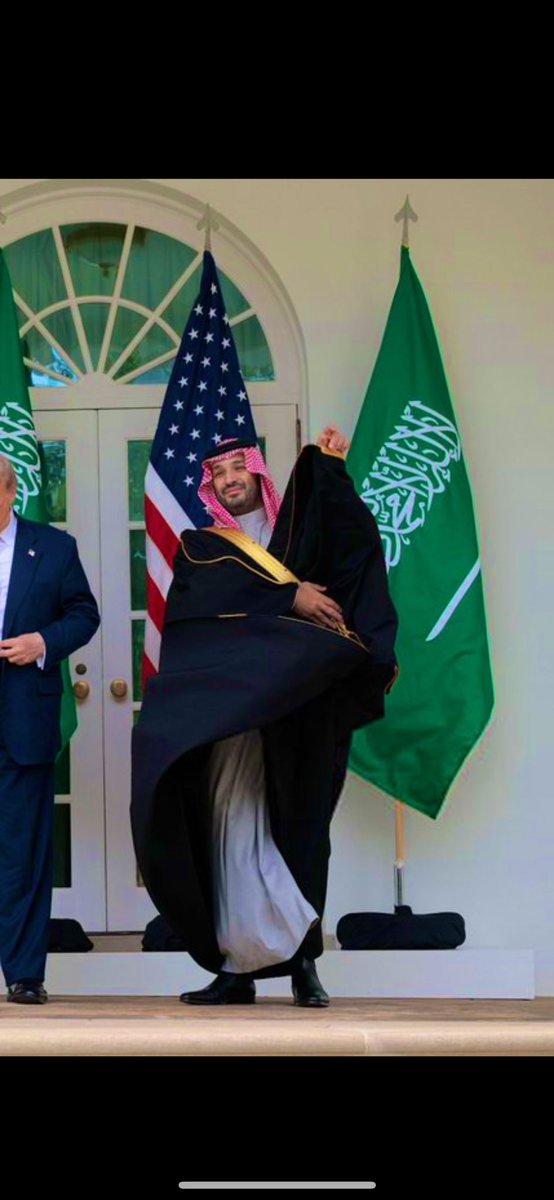 Alialsulu's tweet photo. سمو #ولي_العهد_الأمير_محمد_بن_سلمان من البيت الأبيض وأمام الجميع :

نحن لا نستثمر من أجل ارضاء أمريكا أو ترامب ، 
بل هي فرص حقيقة لنهضة شعبنا فى شتى المجالات .

قائد عظيم لوطن طموح 🇸🇦🇸🇦 https://t.co/48S2UYIwtd