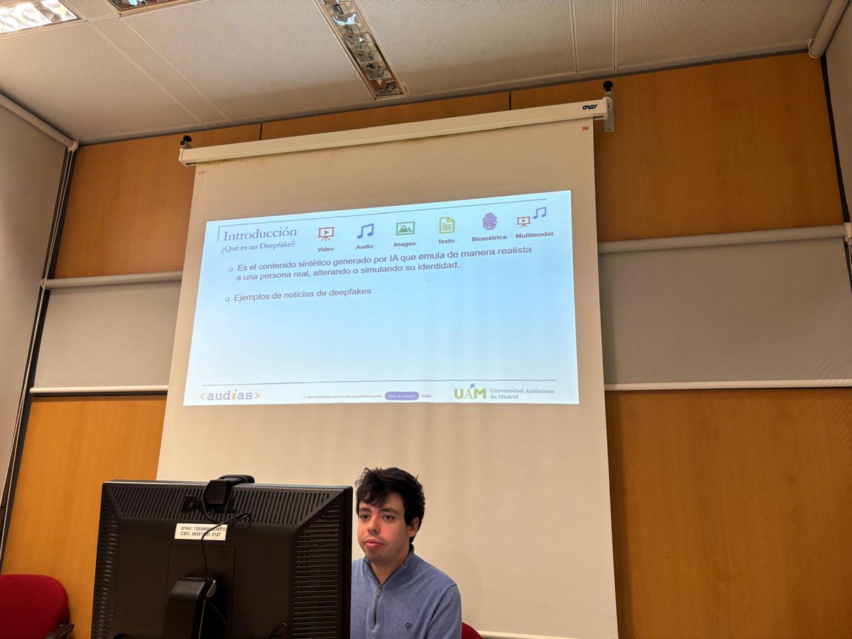 Magnífica charla hoy de nuestro doctorando Manuel:
«Anatomía de un deepfake: tipos de ataques y evaluaciones actuales en el campo de la detección».¡Enhorabuena por la presentación y muchas gracias a todos los asistentes, presenciales y virtuales! 😀 #SeminarioLaboratorioFonética