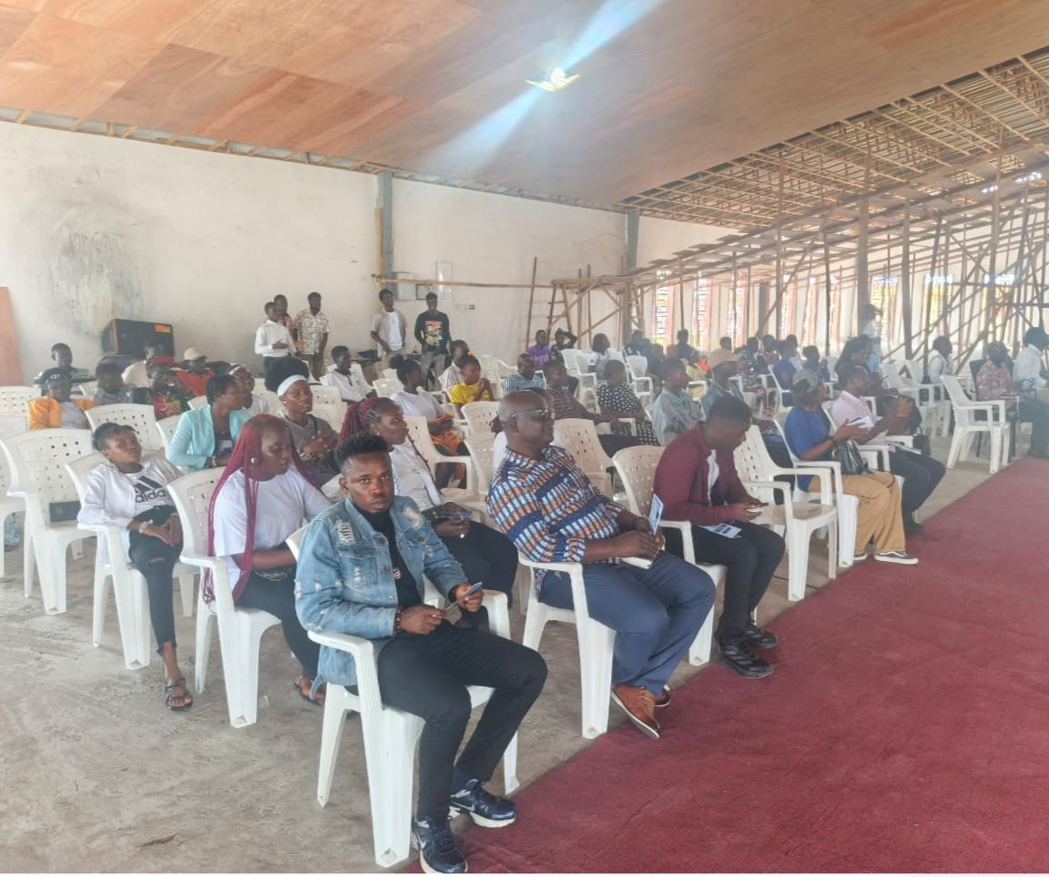 DubawaLI's tweet image. As part of #WeekForTruth2025, Stephen N. Sonpon  engaged members of the Strait Gate Church,  Virginia Liberia, on digital literacy and how to safely navigate the online information space.
#WeekForTruth #FactCheck