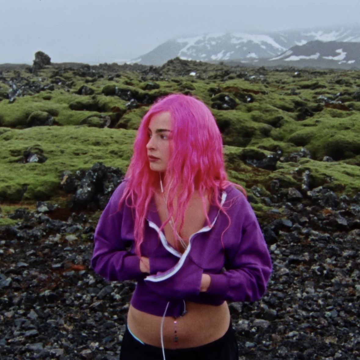 AddisonChart's tweet image. .@AppleMusic names Addison Rae’s “Headphones On” as the Best Viral Hit of 2025.

“In 2025, TikTok star Addison Rae offered &quot;High Fashion&quot; advice, warned that &quot;Fame Is a Gun,&quot; and saw her 2024 single &quot;Diet Pepsi” vault her to pop stardom.”