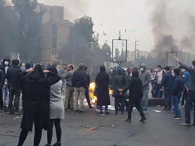 vidarwarrior's tweet photo. آبان ۹۸ تنها تکه‌ای از تقویم نیست، سندی‌ست از کشتار فرودست‌ترین و بی‌پناه‌ترین مردمی که برای داشتن یک زندگی معمولی به خیابان رفتند، اما صدایشان با قطع اینترنت خاموش شد و سهم‌شان از این سرزمین، باران گلوله‌ای بود که به قلب و سر و پای‌شان نشست.
آبان ادامه دارد؛ هر نام و هر روایت، یادآور زخم‌هایی است که بی‌مرهم مانده و عدالتی که باید روزی محقق شود...

#عدالت_انتقالی
#شش_سال_گذشت