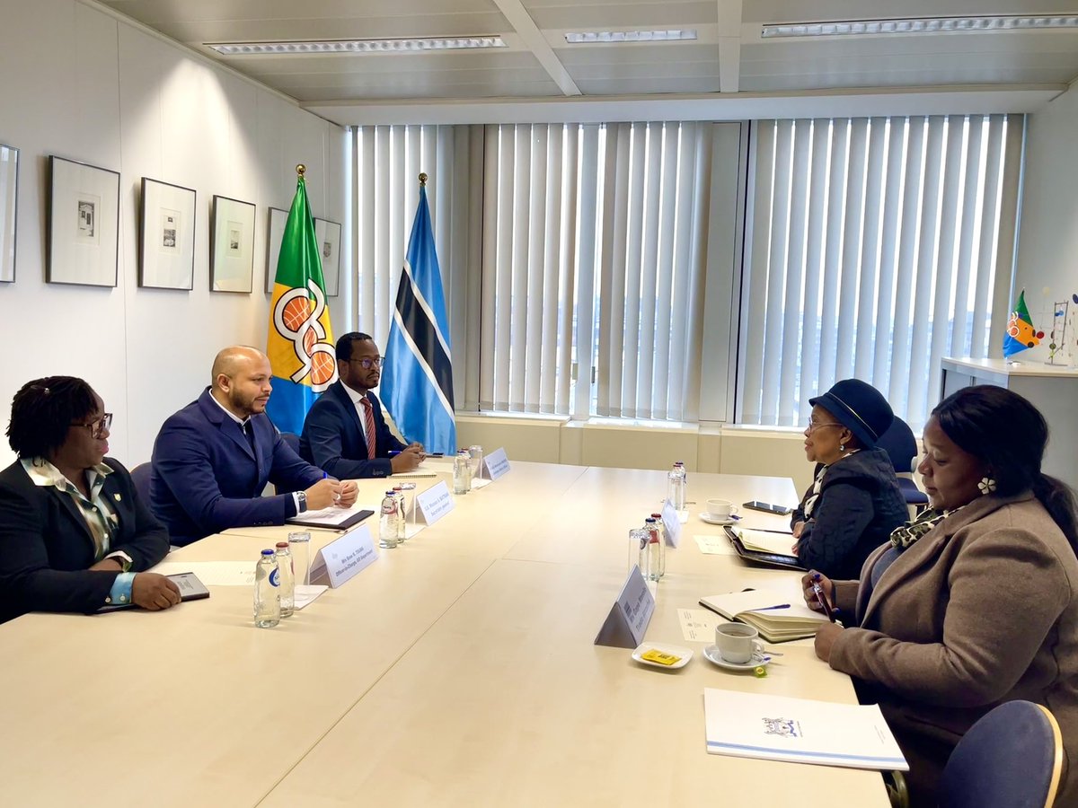 PressACP's tweet image. The Secretary-General of the OACPS, H.E. Moussa Saleh Batraki (@MBatraki), received H.E. Mmasekgoa Masire-Mwamba (@mmasekgoam), Ambassador of the Republic of Botswana in Belgium, The Netherlands, Luxembourg, Italy and the European Union (@EmbassyBWtoBR), at the OACPS Headquarters…