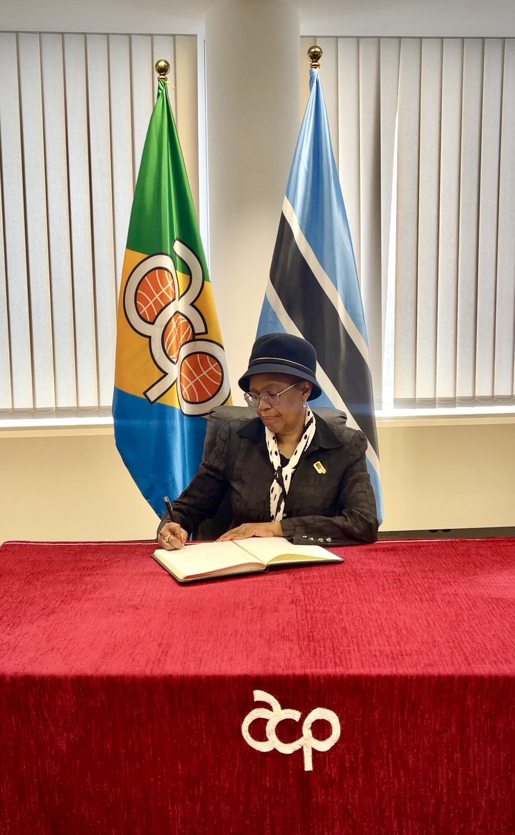 PressACP's tweet image. The Secretary-General of the OACPS, H.E. Moussa Saleh Batraki (@MBatraki), received H.E. Mmasekgoa Masire-Mwamba (@mmasekgoam), Ambassador of the Republic of Botswana in Belgium, The Netherlands, Luxembourg, Italy and the European Union (@EmbassyBWtoBR), at the OACPS Headquarters…