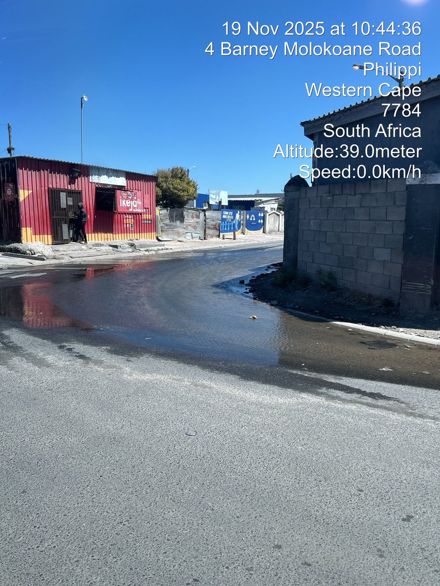 AMGrhaa's tweet photo. @CityofCT There’s a water pipe burst. I reported about a week ago, kilolitres of clean drinking water run into waste. https://t.co/1SJyQAbzYs