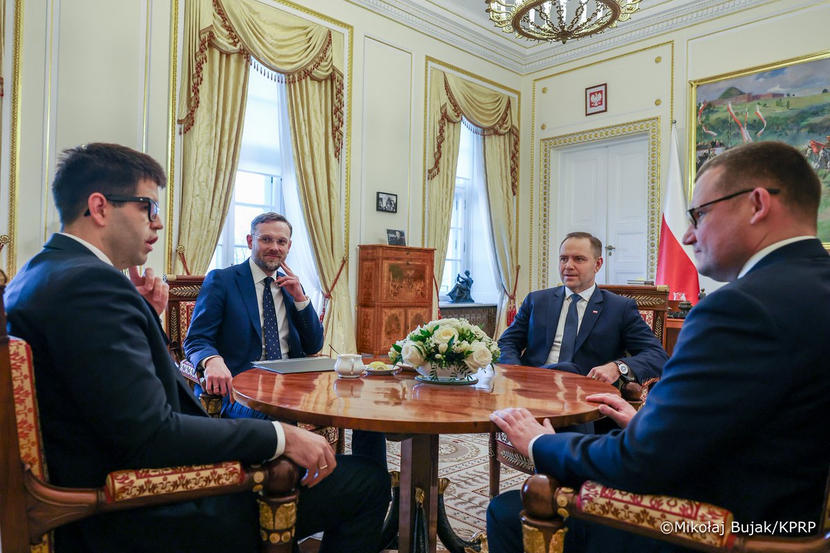 NaczelnaL's tweet image. Łukasz Jankowski, prezes @naczelnal po spotkaniu z Prezydentem RP Karolem Nawrockim 👇

💬 Najważniejsze osoby w państwie muszą wiedzieć jak w rzeczywistości wygląda sytuacja w ochronie zdrowia. Przedstawiłem Panu Prezydentowi to, jak my - #lekarze odbieramy dziś system ochrony…