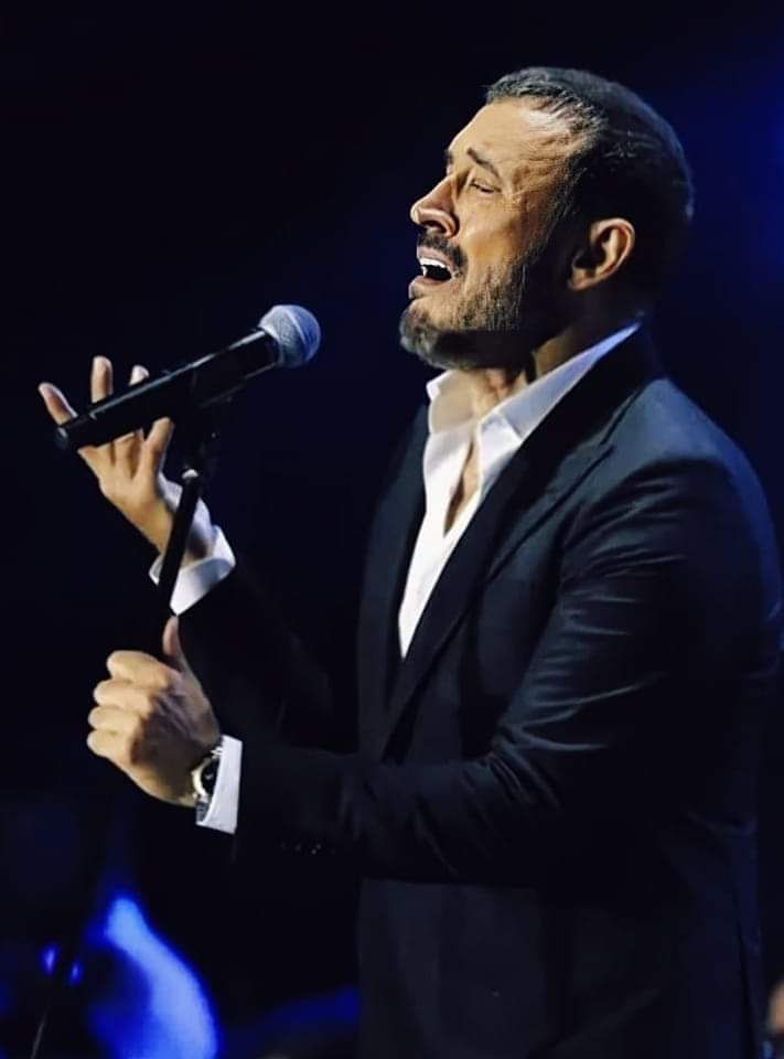 أنا لا أستحي
 في الحب
أقولها أمام الجميع
قلبي خسر 
معركة الأشواق
وفي غيابك
 يعيش العذاب
ويشتعل باسمك
 بلا رحمة
كليل بلا قمر
كورد بلا ماء 
وكلي يعيش اليك 
 السفر .؟!
#ساهري_الهوى
#مملكة_القيصر