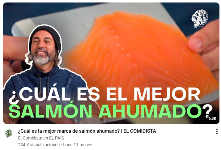 grande chino moreno haciendo cata de salmón ahumado en el comidista