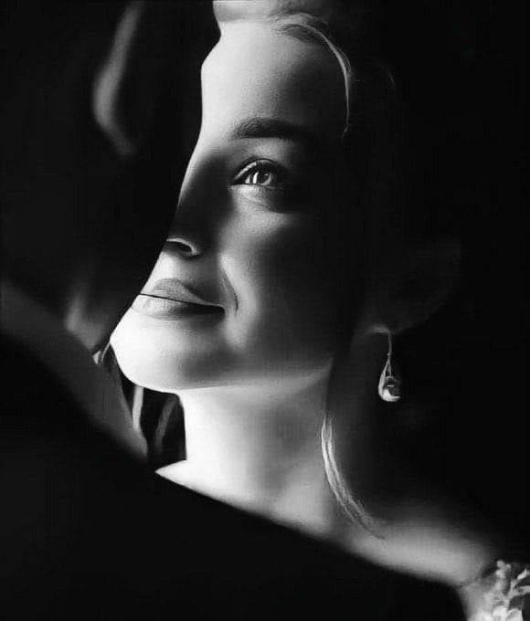 Ένα βλέμμα που λάμπει, βγαίνει μέσα από την ψυχή.. 
Ένα βλέμμα γεμάτο ευτυχία.. 
Ένα βλέμμα που σε αγγίζει παντού.. 
Όταν μια γυναίκα σε κοιτάζει έτσι, μην την αφήσεις να φύγει ποτέ.. 
Χρόνια σας πολλά, άντρες όλου του κόσμου.. 
Καληνύχτα μας.. ♥️