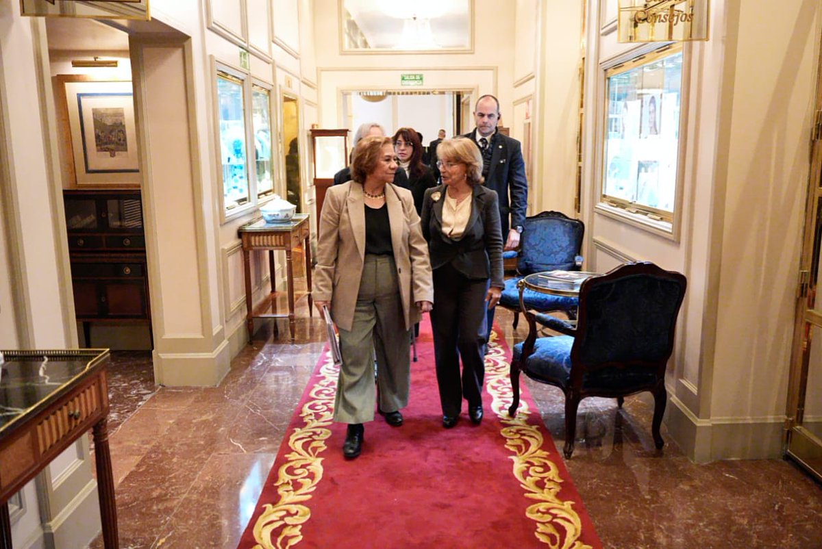 CancilleriaCol's tweet image. 🧵 | La canciller @ryvillavicencio participó en un coloquio con empresarios organizado por la @FEuroamerica y la @Espana_Colombia. El encuentro permitió un diálogo directo sobre las oportunidades actuales para fortalecer los vínculos entre Europa y Colombia.