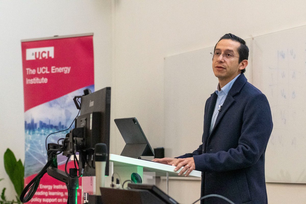 Escuela de Gobierno tweet media