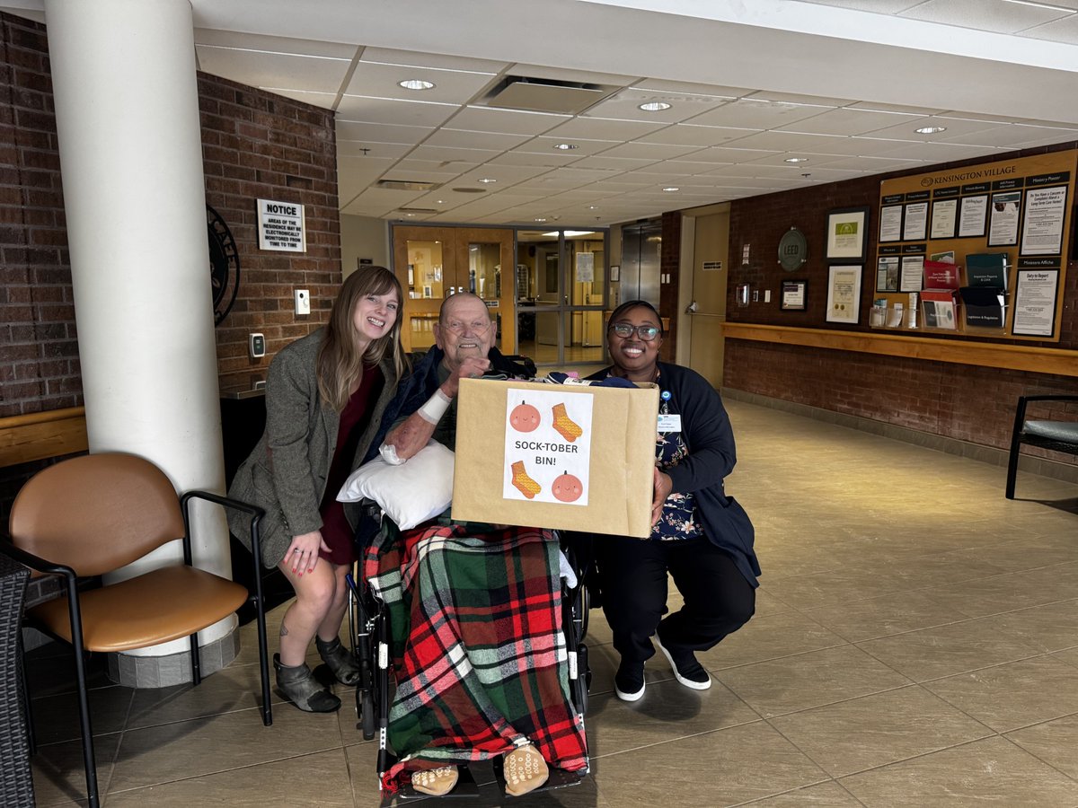 UnityProjectLdn's tweet image. Thank you Kensington Village, through Sharon Village Care Homes, for collecting as part of Socktober. We will put these to great use.

From left: Star Meloche, UP Annual Giving Officer; Evan, Kensington Village Resident; Carol Majojo, Director of Recreation #Ldnont