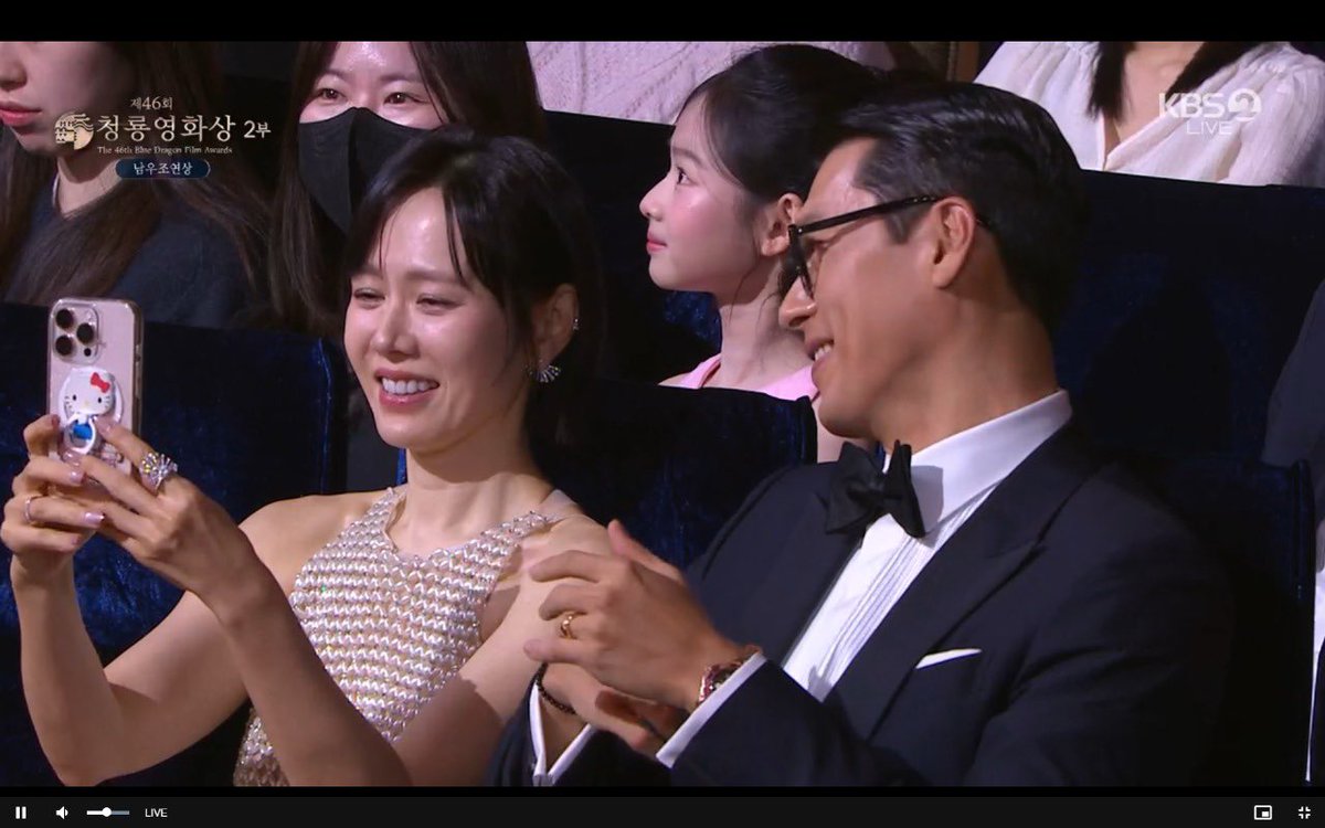 sonhyun6's tweet image. THE RINGS ON THEIR FINGERS JUST SCREAM — MARRIED??!!