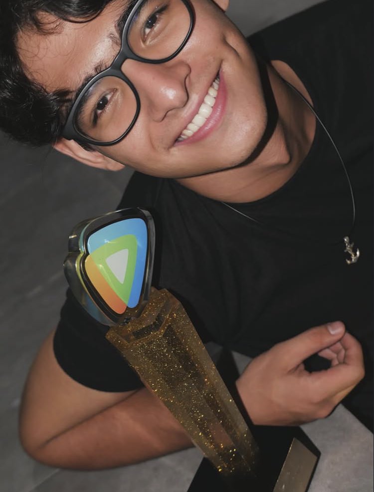 wmaroonc's tweet photo. Seeing his smile, my heart feels full and more in love 🥹🤍 Once again, congratulations on your victory as Wetv's favorite actor, Harry. Stay humble, keep shining forever. May good things always come to you. Let's walk together, my rising star ⭐️🤍🐺 @harryvghn https://t.co/zwHaIiYnX8
