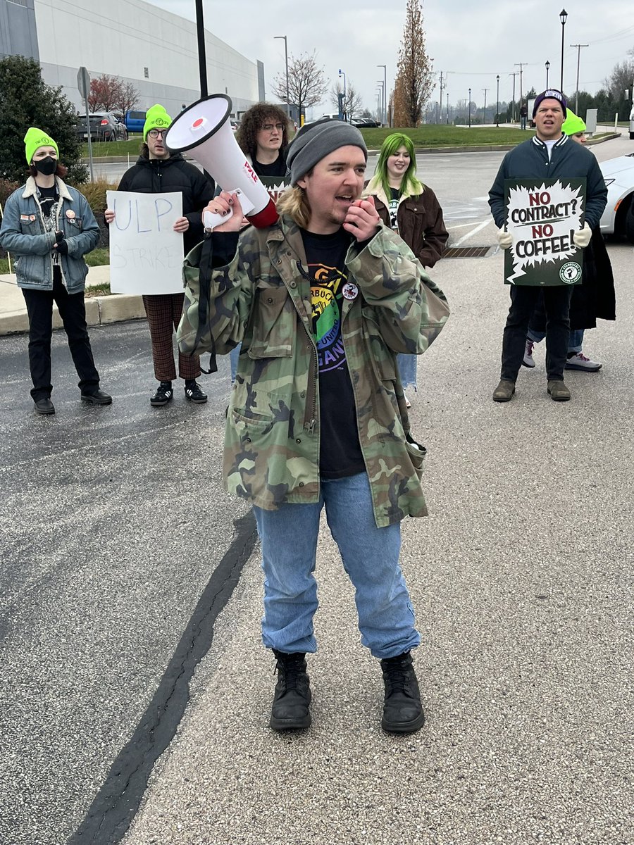 FightForAUnion's tweet image. We are the largest distribution center for Starbucks on the East Coast and we are sending a clear message- Starbucks baristas want a contract NOW! 
Baristas are on a ULP strike #NoContractNoCoffee