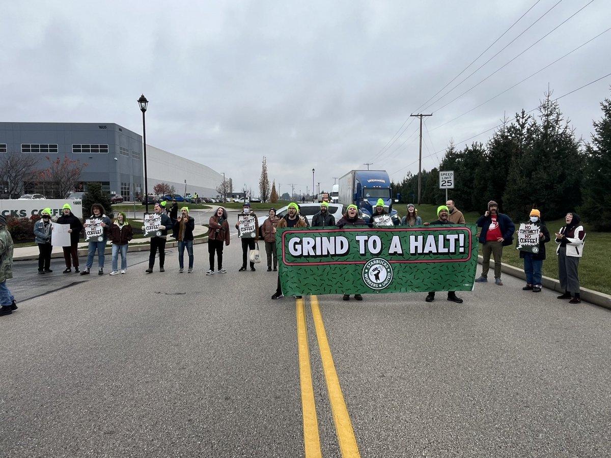FightForAUnion's tweet image. We are the largest distribution center for Starbucks on the East Coast and we are sending a clear message- Starbucks baristas want a contract NOW! 
Baristas are on a ULP strike #NoContractNoCoffee