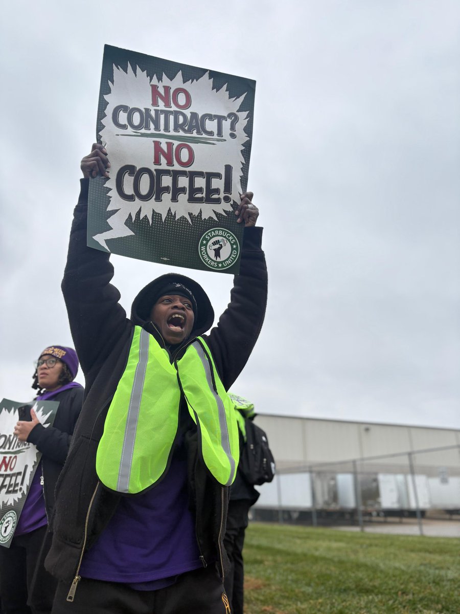 FightForAUnion's tweet image. We are the largest distribution center for Starbucks on the East Coast and we are sending a clear message- Starbucks baristas want a contract NOW! 
Baristas are on a ULP strike #NoContractNoCoffee