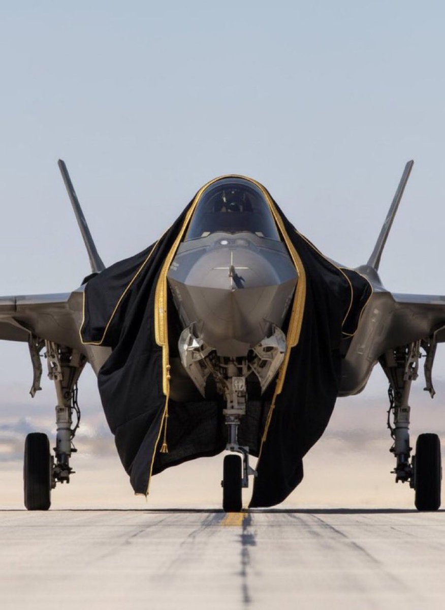 #نباهي_بك_العالم_يابو_سلمان
يباهي بنا العالم واحنا نباهي به
حب عظيم لموطني وحكامه
يوم عن يوم انجاز وثبات وصلابه
شعب طموح وجبار ودهاء قياده
نحقق احلامنا وطموحنا تعدا السحابه
همتنا مثل طويق راسية ولابها هداده
عز وفخر ياديار ابو تركي يانسل الصحابه
انا السعودي الأصيل اللي يفدي بلاده